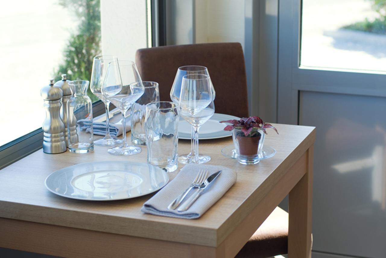 Logis Hotel Restaurant De La Madeleine Commercy Dış mekan fotoğraf